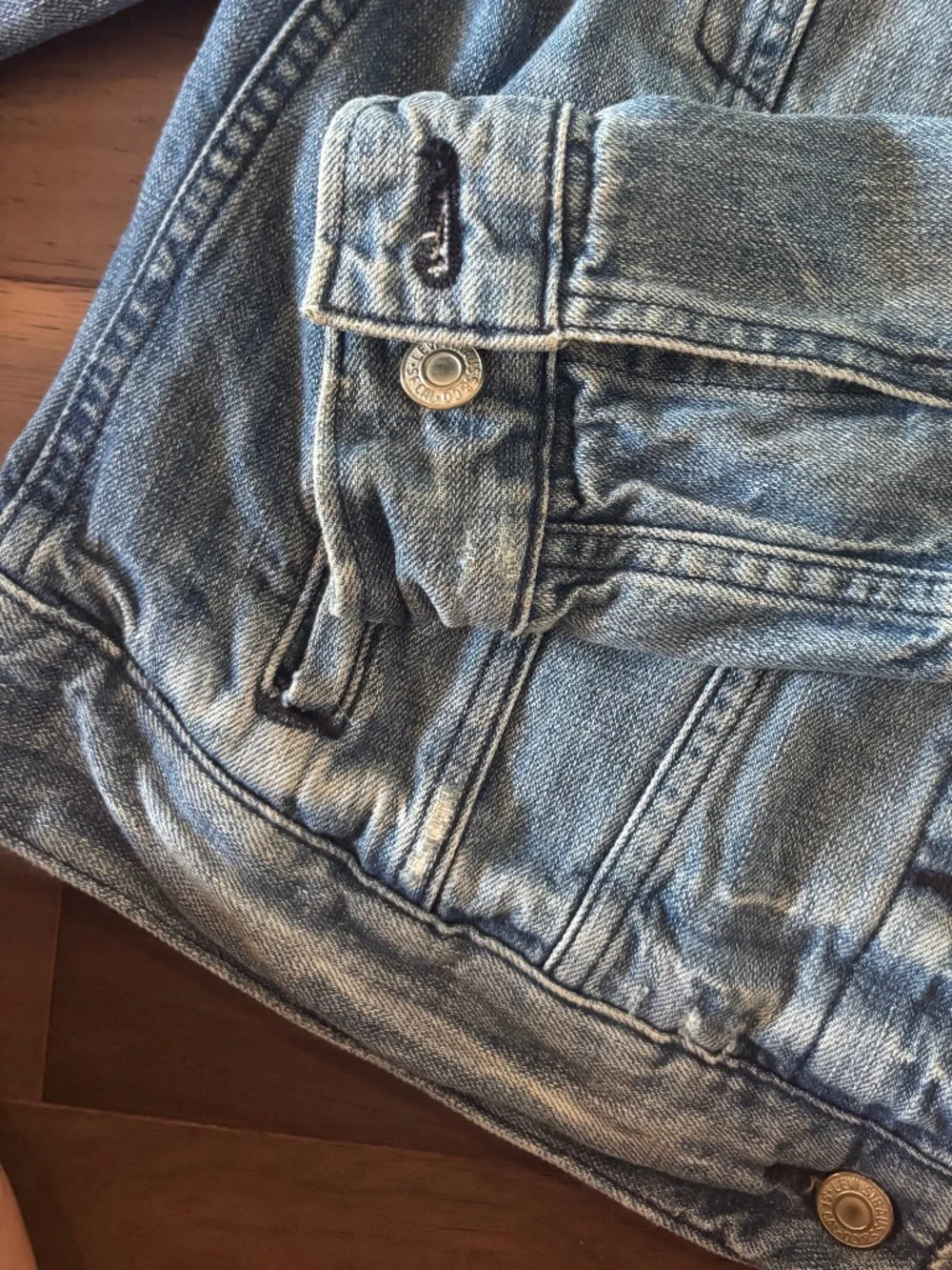Levi's Denim Trucker Jacket (M) - Picture 5 of 5